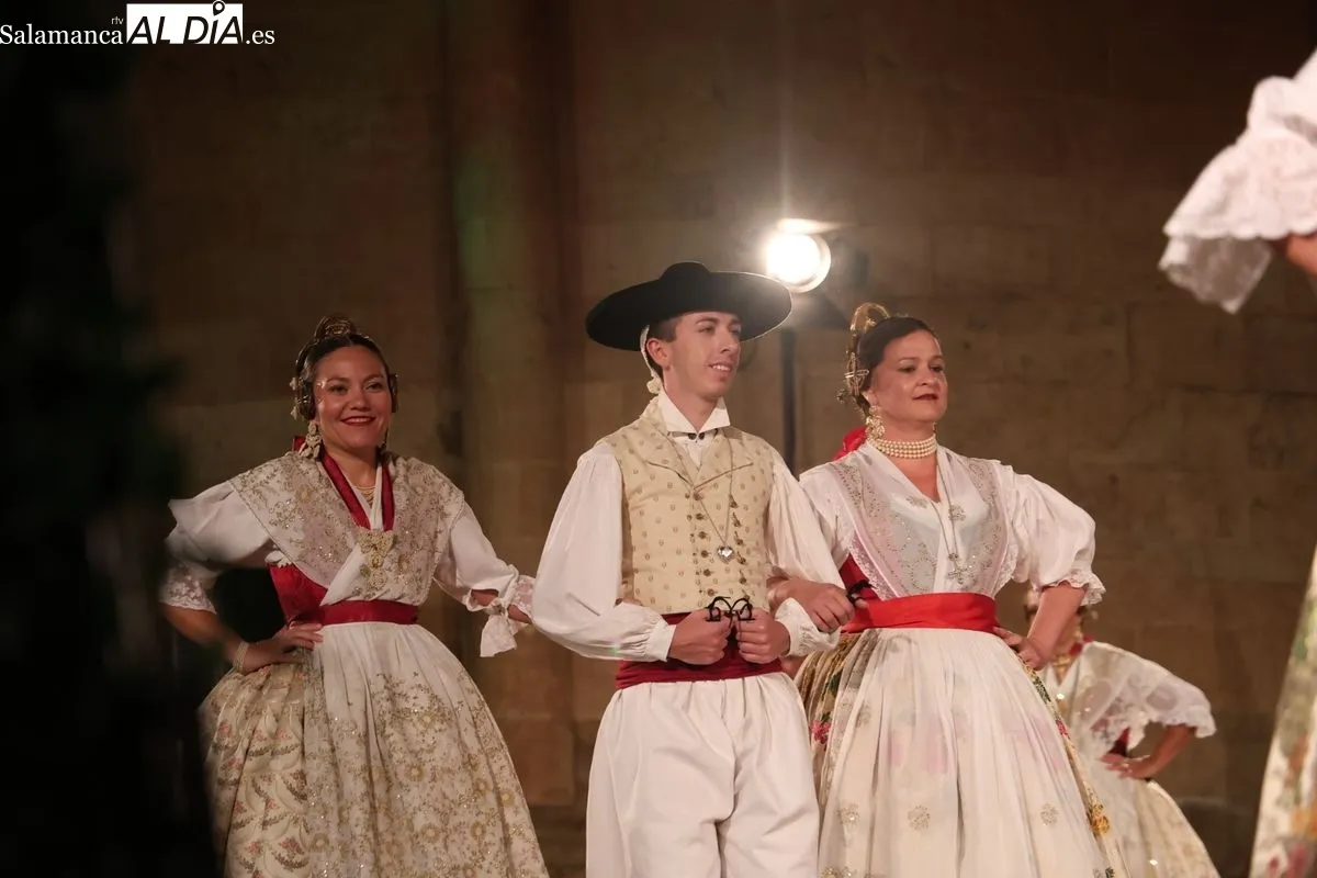 El folclore de Colombia, Valencia y Asturias se une al de Lumbrales en el Patio Chico | FOTOS: David Sañudo 