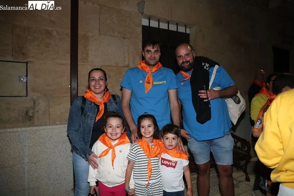 Disfraces y charanga toman las calles de La Vellés para dar la bienvenida a sus fiesta | FOTOS: David Sañudo 