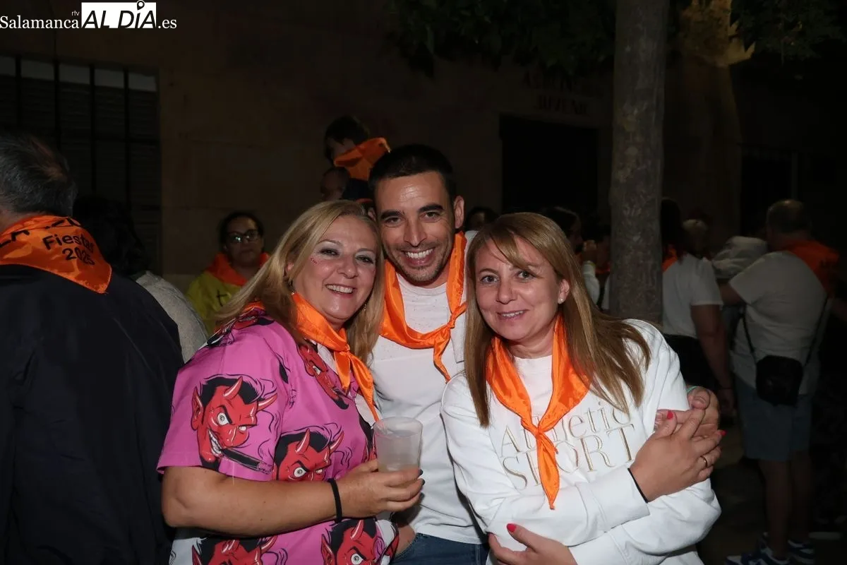 Disfraces y charanga toman las calles de La Vellés para dar la bienvenida a sus fiesta | FOTOS: David Sañudo 