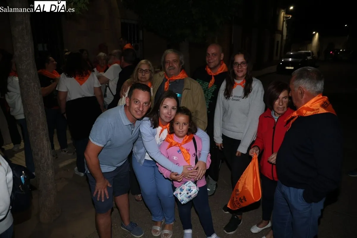 Disfraces y charanga toman las calles de La Vellés para dar la bienvenida a sus fiesta | FOTOS: David Sañudo 