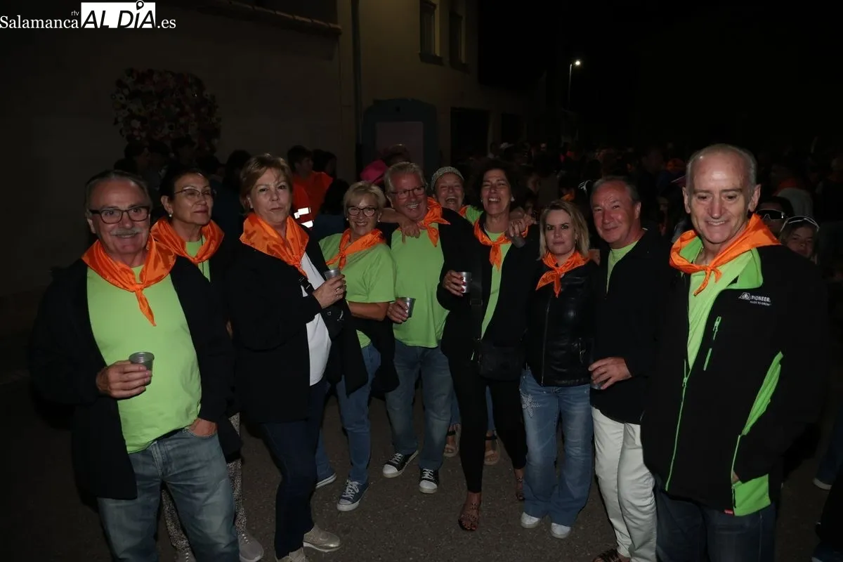 Disfraces y charanga toman las calles de La Vellés para dar la bienvenida a sus fiesta | FOTOS: David Sañudo 