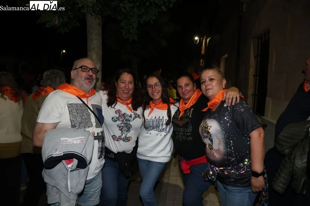 Disfraces y charanga toman las calles de La Vellés para dar la bienvenida a sus fiesta | FOTOS: David Sañudo 