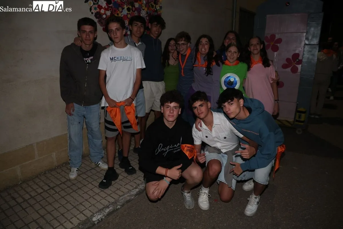 Disfraces y charanga toman las calles de La Vellés para dar la bienvenida a sus fiesta | FOTOS: David Sañudo 