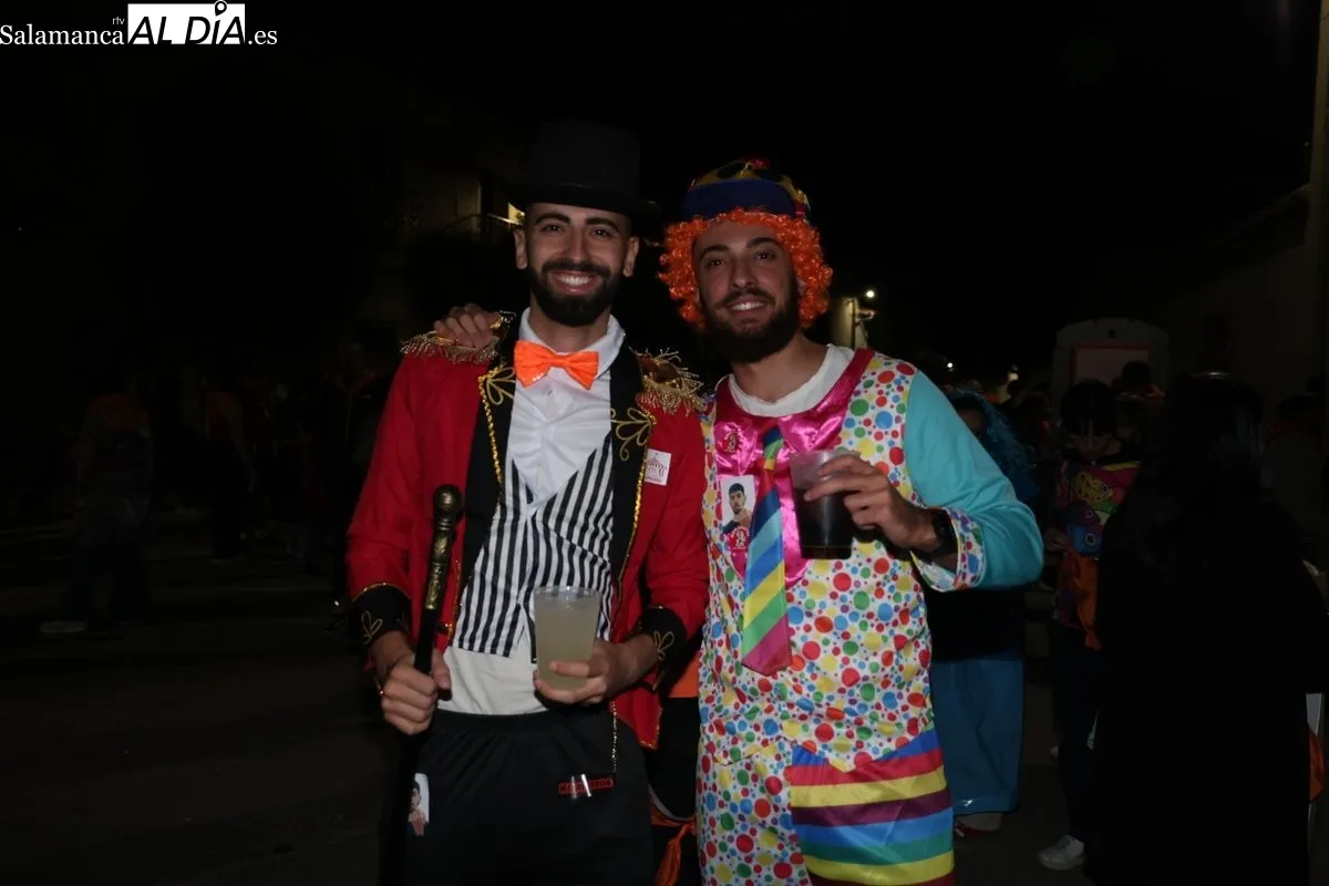 Disfraces y charanga toman las calles de La Vellés para dar la bienvenida a sus fiesta | FOTOS: David Sañudo 