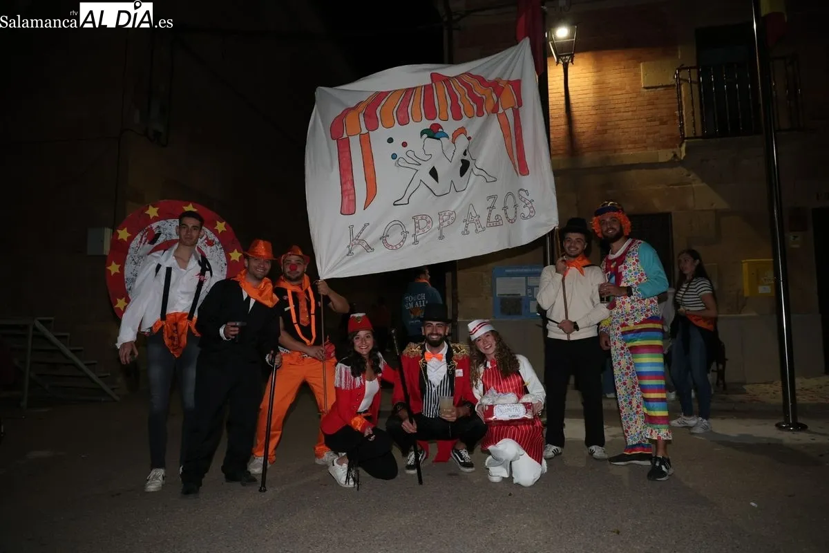 Disfraces y charanga toman las calles de La Vellés para dar la bienvenida a sus fiesta | FOTOS: David Sañudo 