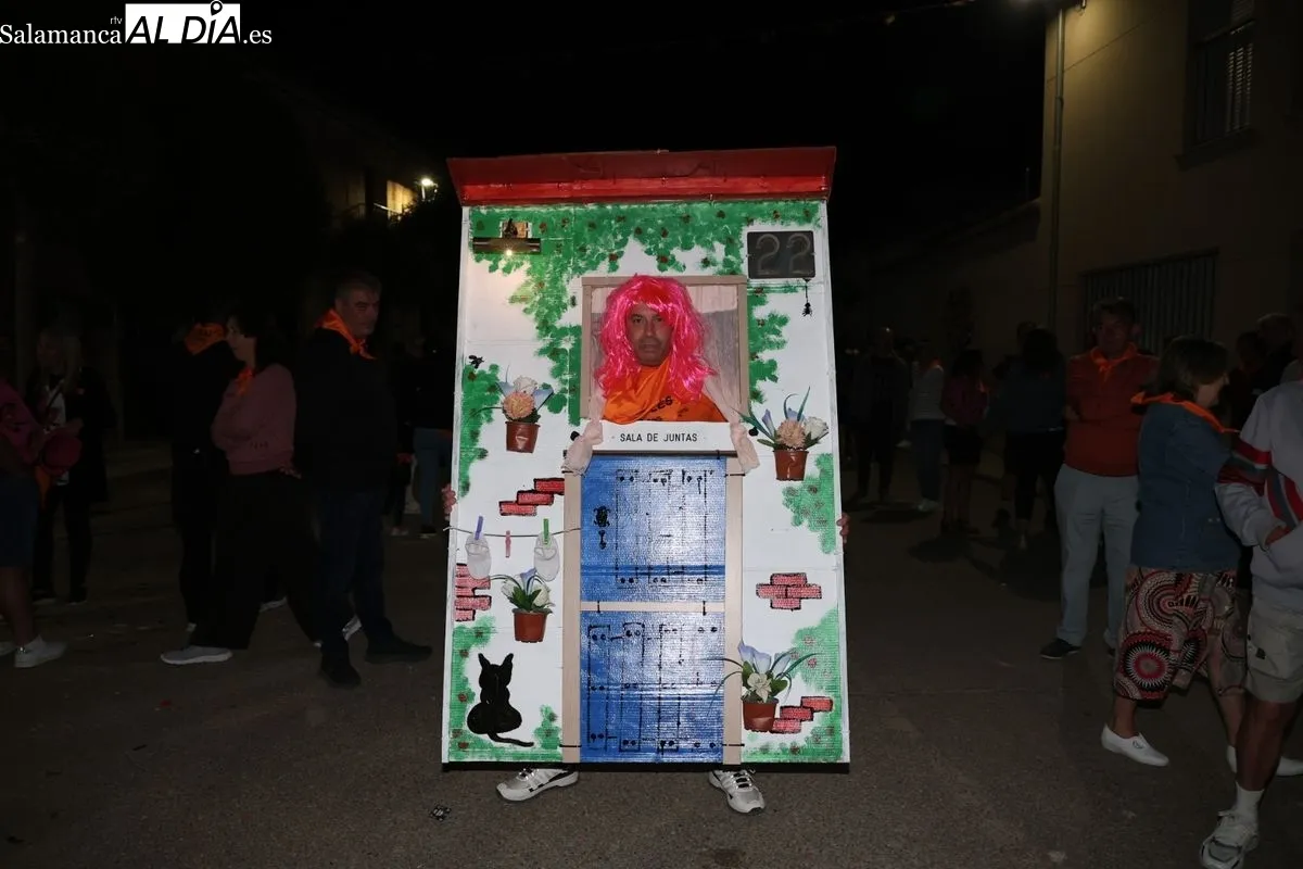Disfraces y charanga toman las calles de La Vellés para dar la bienvenida a sus fiesta | FOTOS: David Sañudo 