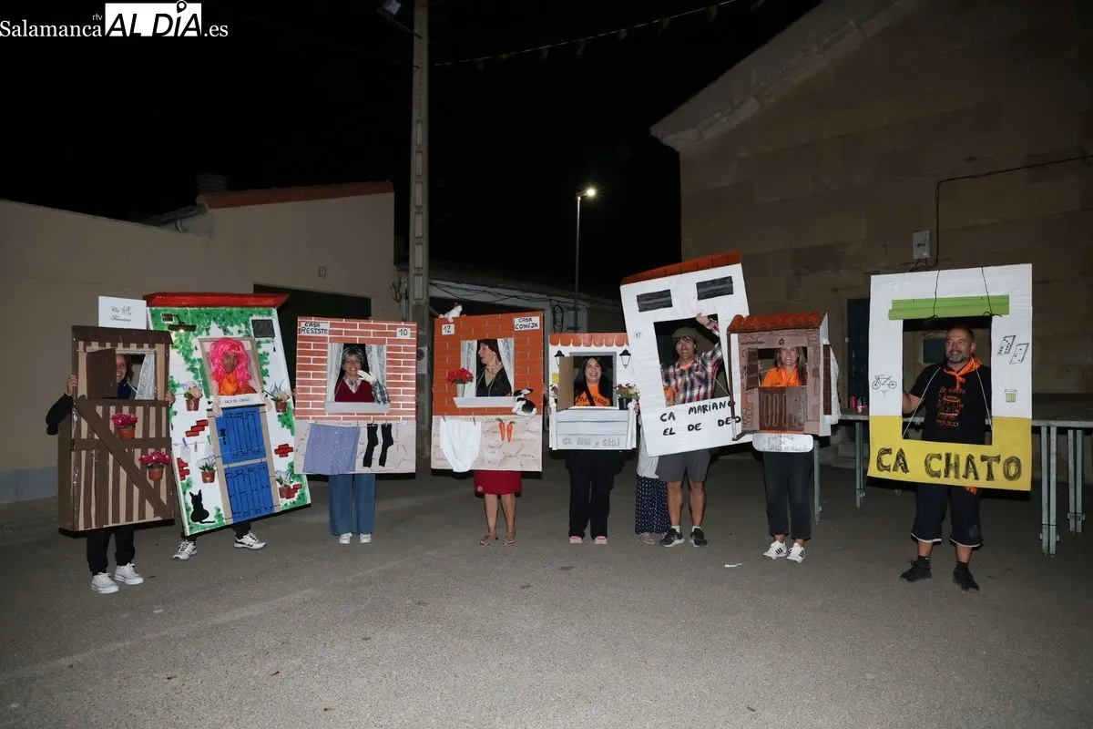 Disfraces y charanga toman las calles de La Vellés para dar la bienvenida a sus fiesta | FOTOS: David Sañudo 