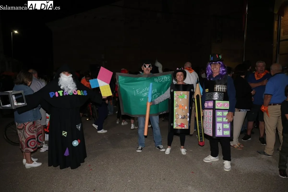 Disfraces y charanga toman las calles de La Vellés para dar la bienvenida a sus fiesta | FOTOS: David Sañudo 