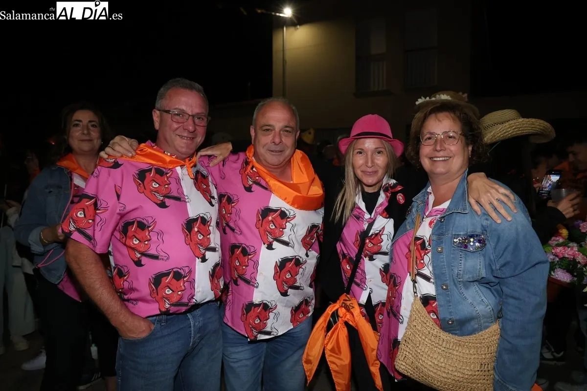 Disfraces y charanga toman las calles de La Vellés para dar la bienvenida a sus fiesta | FOTOS: David Sañudo 