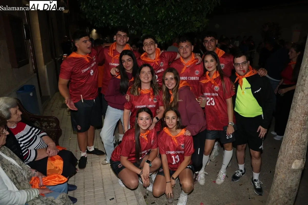 Disfraces y charanga toman las calles de La Vellés para dar la bienvenida a sus fiesta | FOTOS: David Sañudo 
