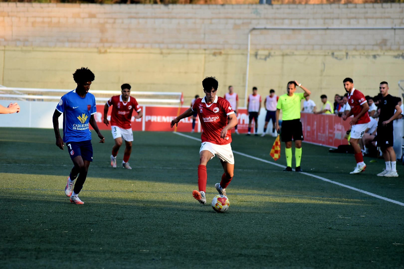 Los canteranos Hugo de Bustos y Toni Aznar debutan con el primer equipo en partido oficial