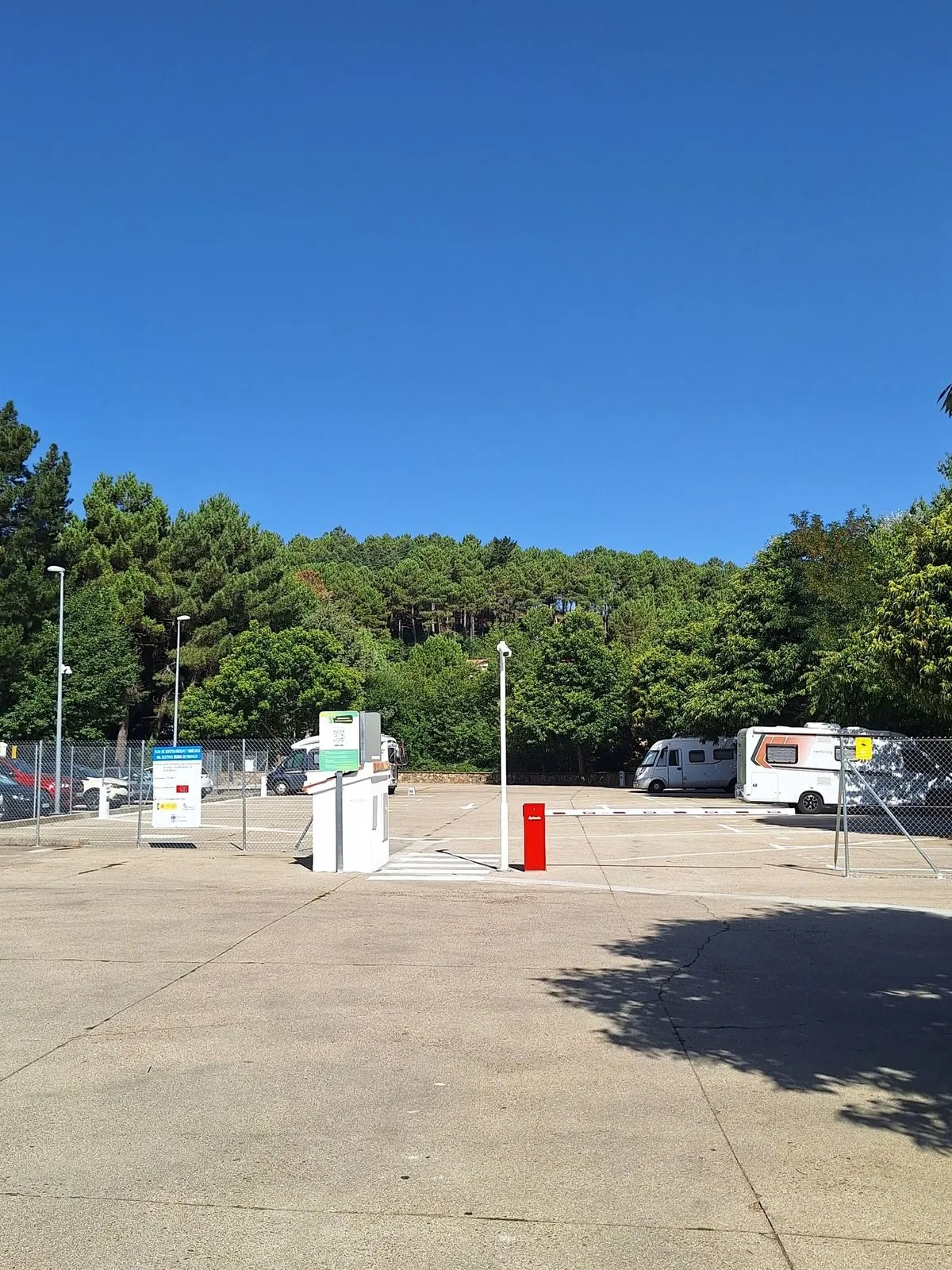 Visita al área de autocaravanas de La Alberca, un modelo pionero digital y sostenible, impulsado por la Diputación de Salamanca en el marco del Plan de Sostenibilidad Turística de la Sierra de Francia. Fotos: @Salamanca_Gob