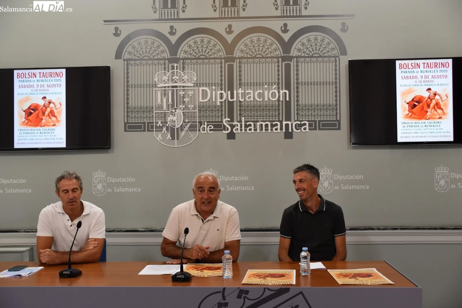 El diputado Jesús María Ortiz, el director de la Escuela de Tauromaquia de Salamanca, José Ignacio Sánchez, y el alcalde de Parada de Rubiales, José María Cubillo, han presentado el I Bolsin Taurino de la localidad. Fotos: Miguel González