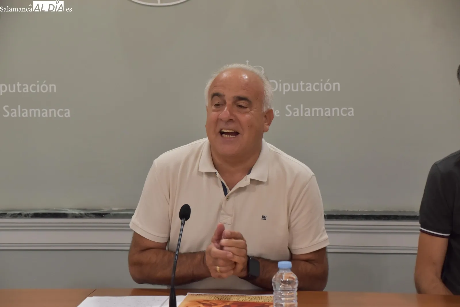 El diputado Jesús María Ortiz, el director de la Escuela de Tauromaquia de Salamanca, José Ignacio Sánchez, y el alcalde de Parada de Rubiales, José María Cubillo, han presentado el I Bolsin Taurino de la localidad. Fotos: Miguel González