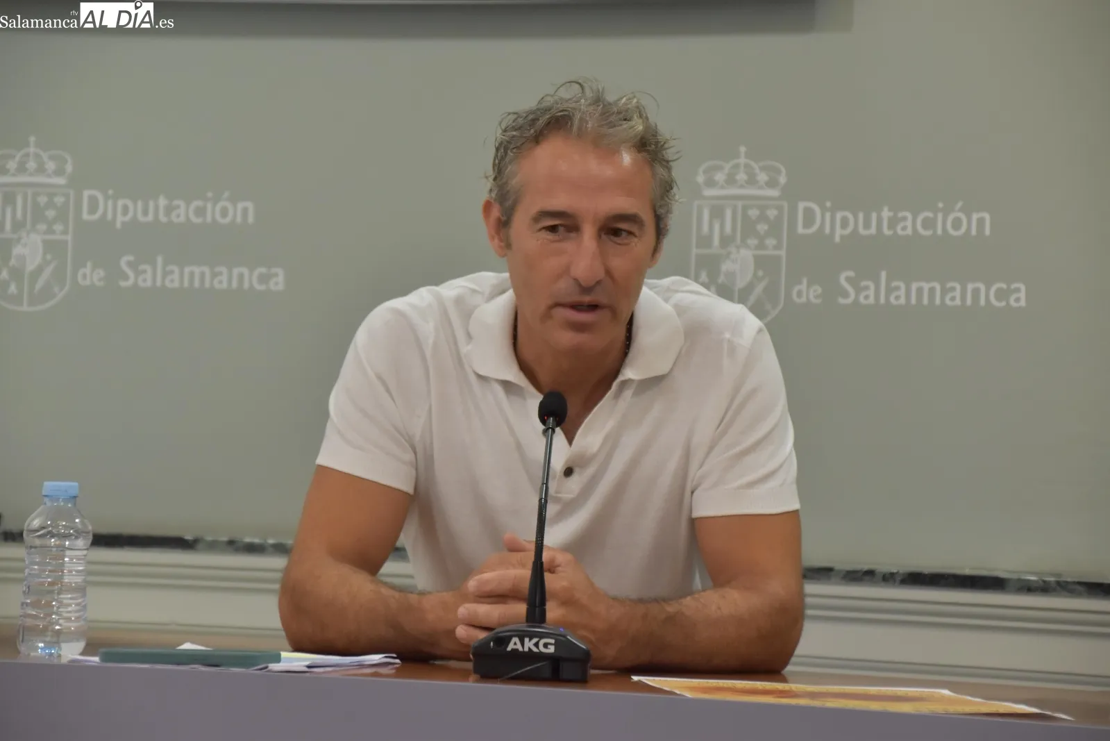 El diputado Jesús María Ortiz, el director de la Escuela de Tauromaquia de Salamanca, José Ignacio Sánchez, y el alcalde de Parada de Rubiales, José María Cubillo, han presentado el I Bolsin Taurino de la localidad. Fotos: Miguel González