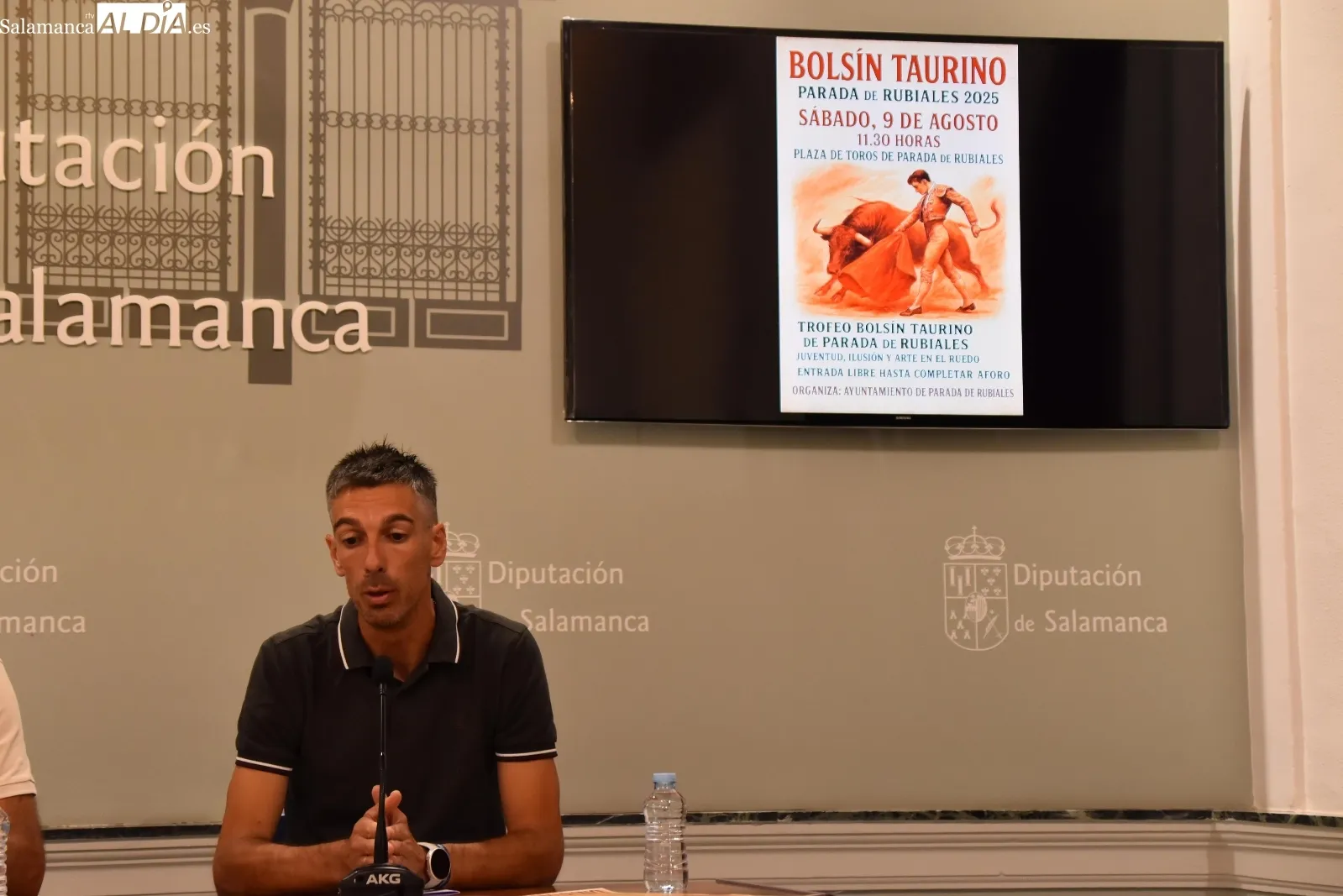 El diputado Jesús María Ortiz, el director de la Escuela de Tauromaquia de Salamanca, José Ignacio Sánchez, y el alcalde de Parada de Rubiales, José María Cubillo, han presentado el I Bolsin Taurino de la localidad. Fotos: Miguel González