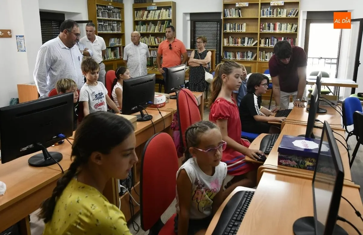 Foto 6 - El taller de rob&oacute;tica de Sancti-Sp&iacute;ritus recibe al viceconsejero de Transformaci&oacute;n Digital