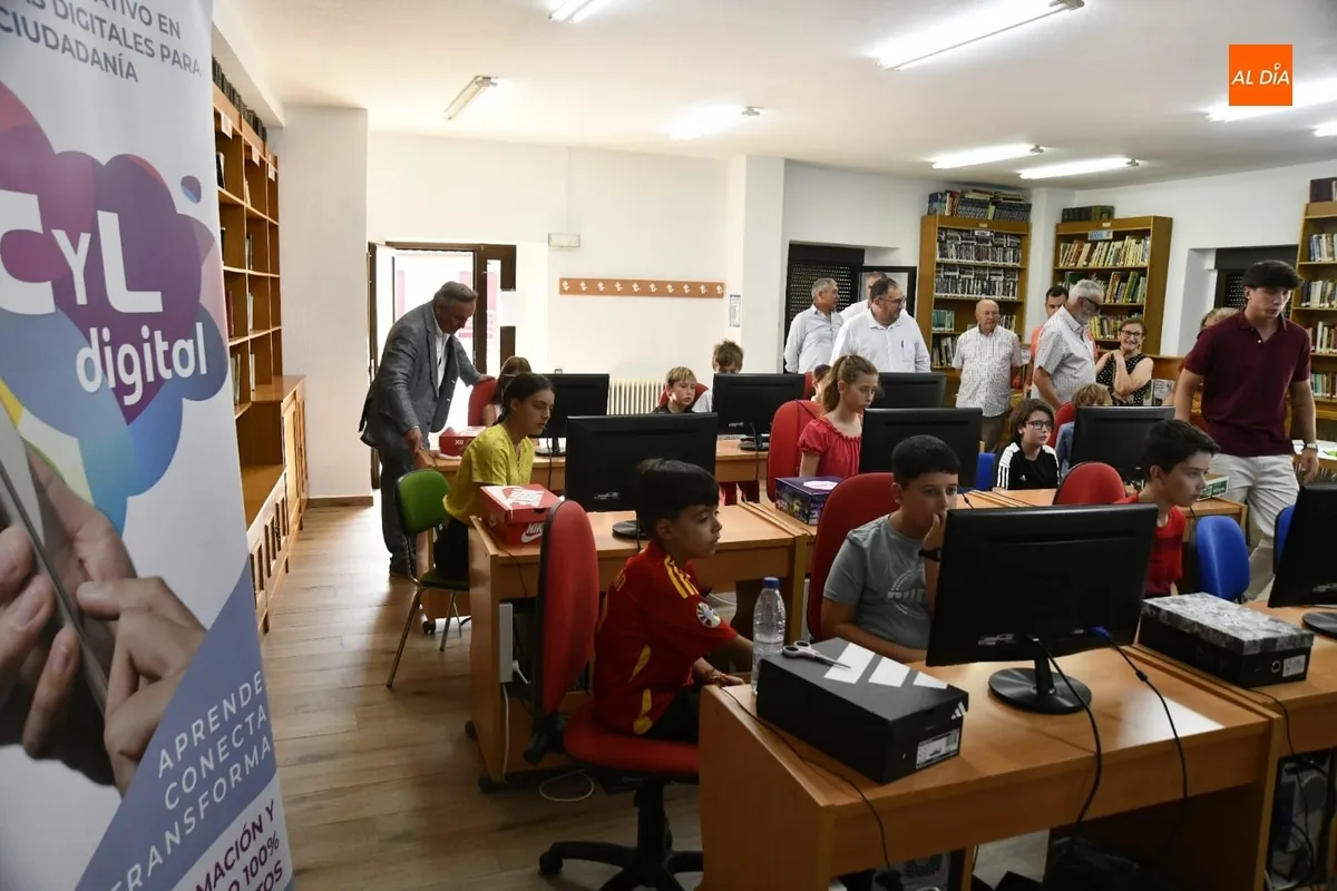 Foto 4 - El taller de rob&oacute;tica de Sancti-Sp&iacute;ritus recibe al viceconsejero de Transformaci&oacute;n Digital