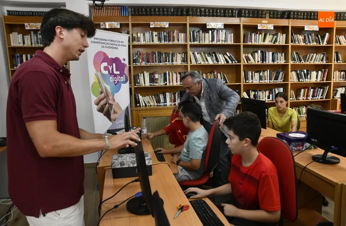 Foto 3 - El taller de rob&oacute;tica de Sancti-Sp&iacute;ritus recibe al viceconsejero de Transformaci&oacute;n Digital