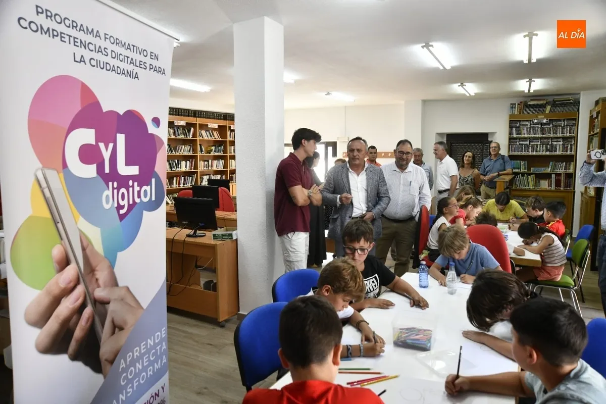 Foto 2 - El taller de rob&oacute;tica de Sancti-Sp&iacute;ritus recibe al viceconsejero de Transformaci&oacute;n Digital