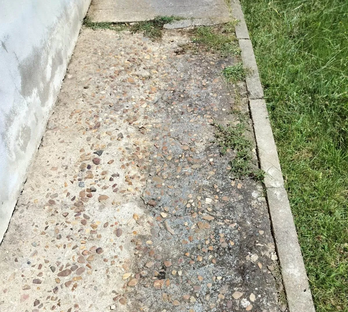 Foto 4 - Vecinos de Santa Marina denuncian el mal estado de las aceras del barrio
