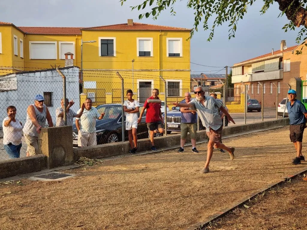 Foto 5 - Sancti-Sp&iacute;ritus practica juegos tradicionales dentro de su Verano Cultural