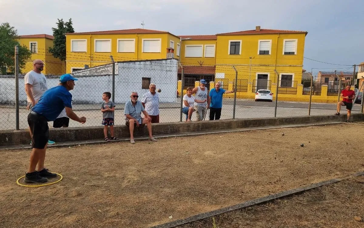Foto 3 - Sancti-Sp&iacute;ritus practica juegos tradicionales dentro de su Verano Cultural