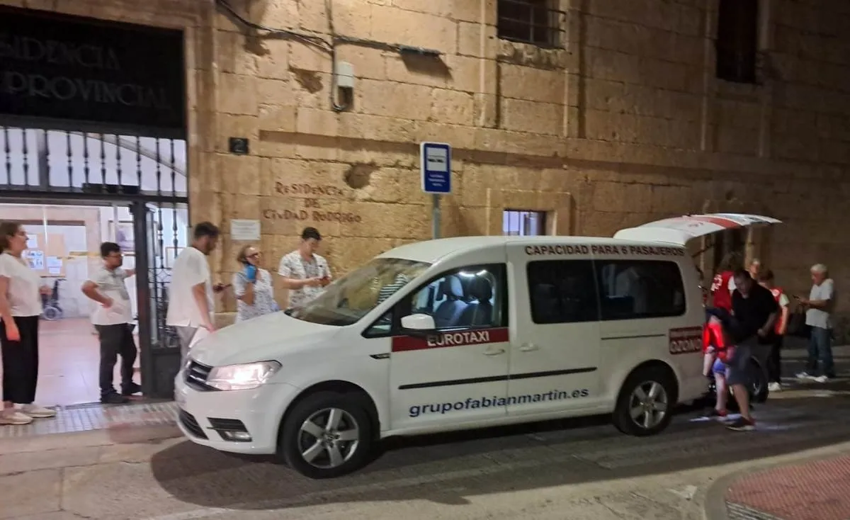 Foto 2 - Trasladados a la Residencia Mixta de Ciudad Rodrigo algo m&aacute;s de una decena de ancianos de El Payo