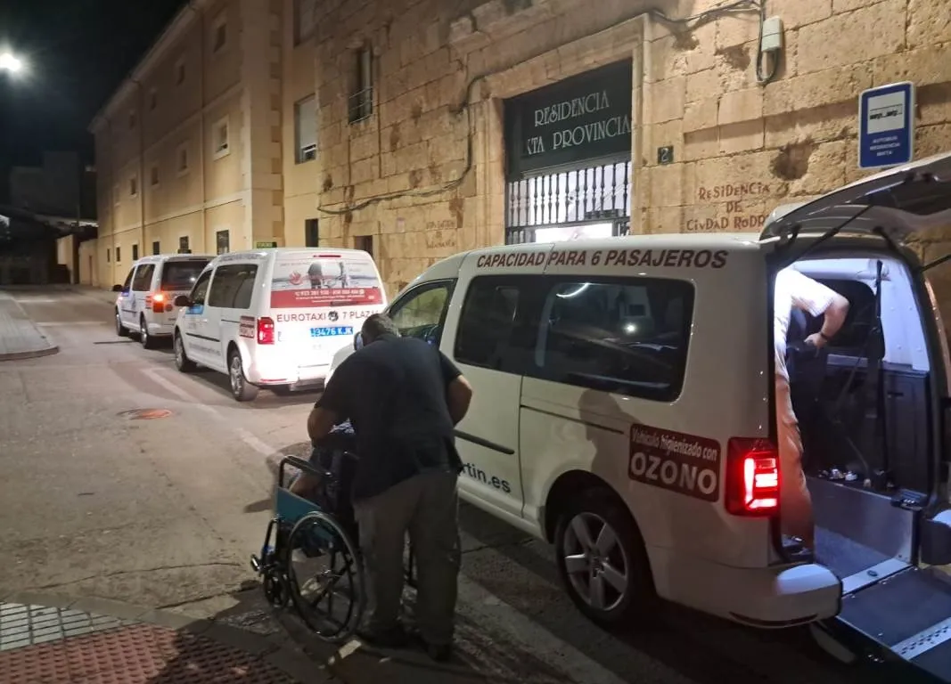 Foto 3 - Trasladados a la Residencia Mixta de Ciudad Rodrigo algo m&aacute;s de una decena de ancianos de El Payo