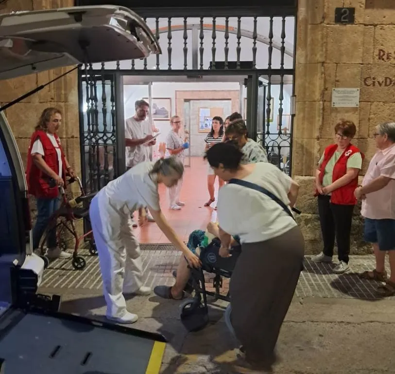 Foto 4 - Trasladados a la Residencia Mixta de Ciudad Rodrigo algo m&aacute;s de una decena de ancianos de El Payo