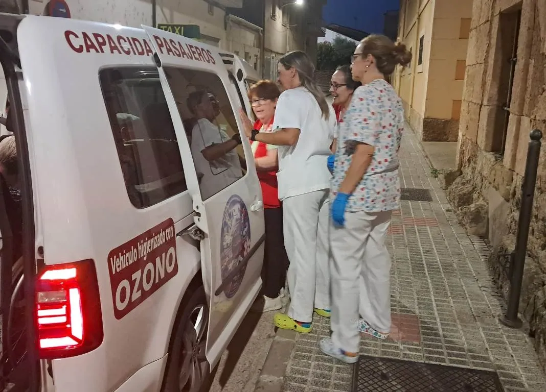 Foto 6 - Trasladados a la Residencia Mixta de Ciudad Rodrigo algo m&aacute;s de una decena de ancianos de El Payo