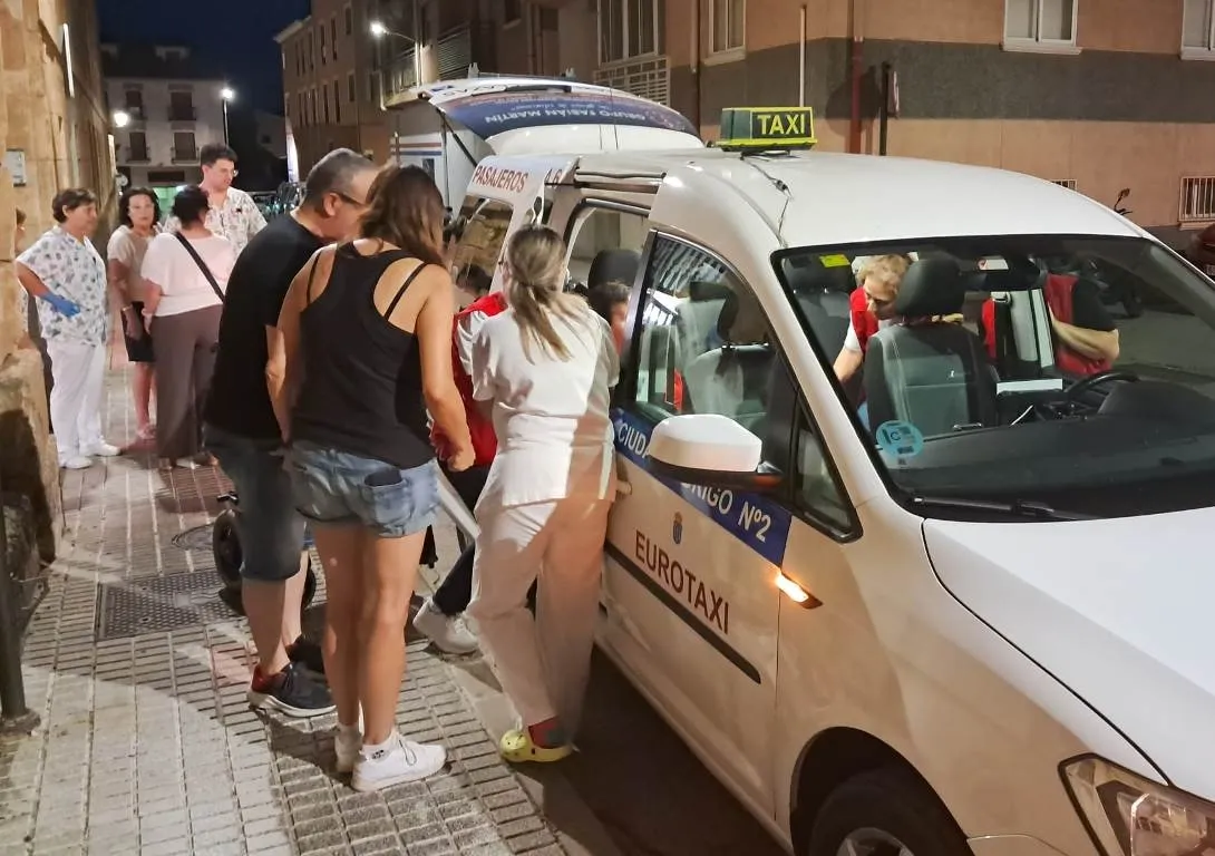 Foto 7 - Trasladados a la Residencia Mixta de Ciudad Rodrigo algo m&aacute;s de una decena de ancianos de El Payo