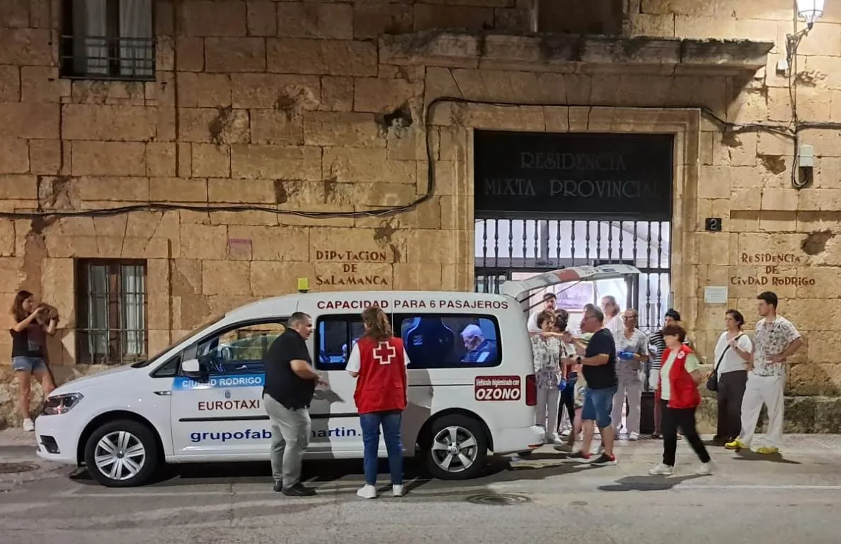Foto 9 - Trasladados a la Residencia Mixta de Ciudad Rodrigo algo m&aacute;s de una decena de ancianos de El Payo