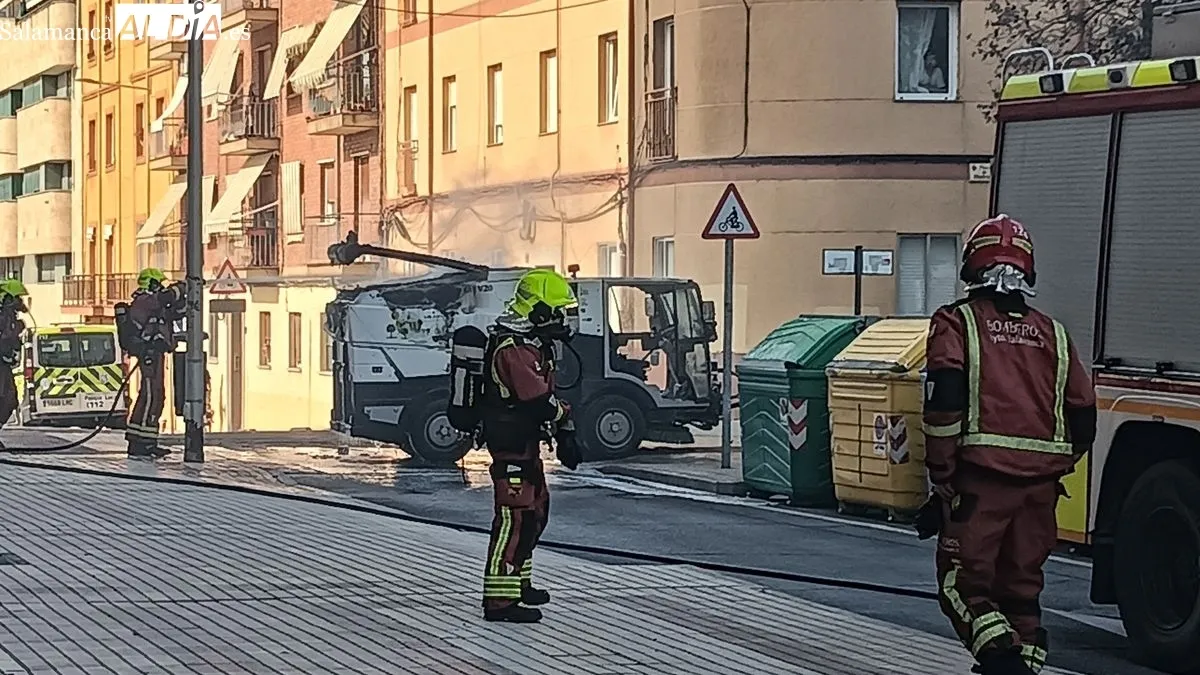 Foto 8 - V&Iacute;DEO Y FOTOS | Susto en Salamanca al arder una m&aacute;quina de limpieza viaria en plena calle