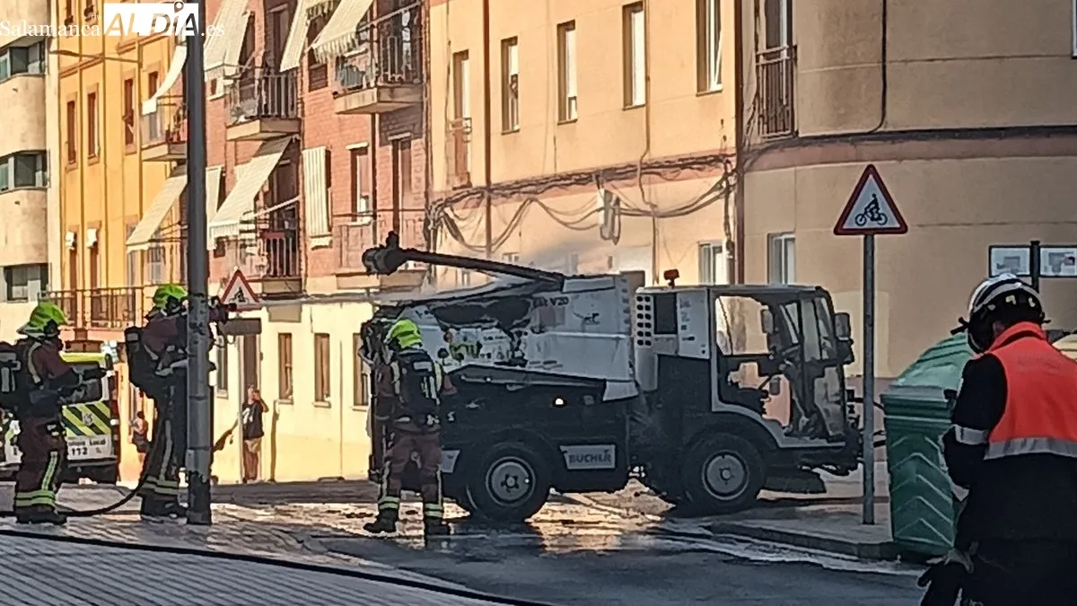 Foto 7 - V&Iacute;DEO Y FOTOS | Susto en Salamanca al arder una m&aacute;quina de limpieza viaria en plena calle