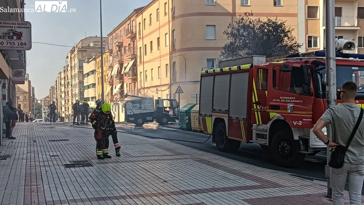 Foto 6 - V&Iacute;DEO Y FOTOS | Susto en Salamanca al arder una m&aacute;quina de limpieza viaria en plena calle