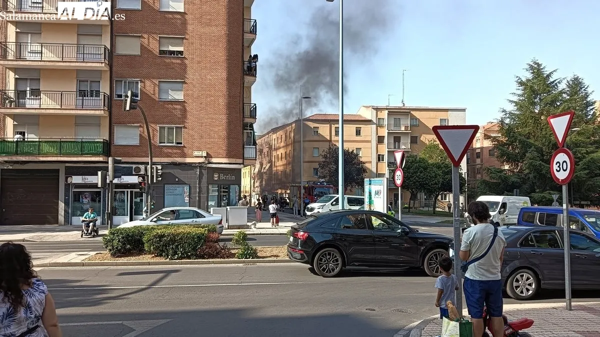Foto 5 - V&Iacute;DEO Y FOTOS | Susto en Salamanca al arder una m&aacute;quina de limpieza viaria en plena calle
