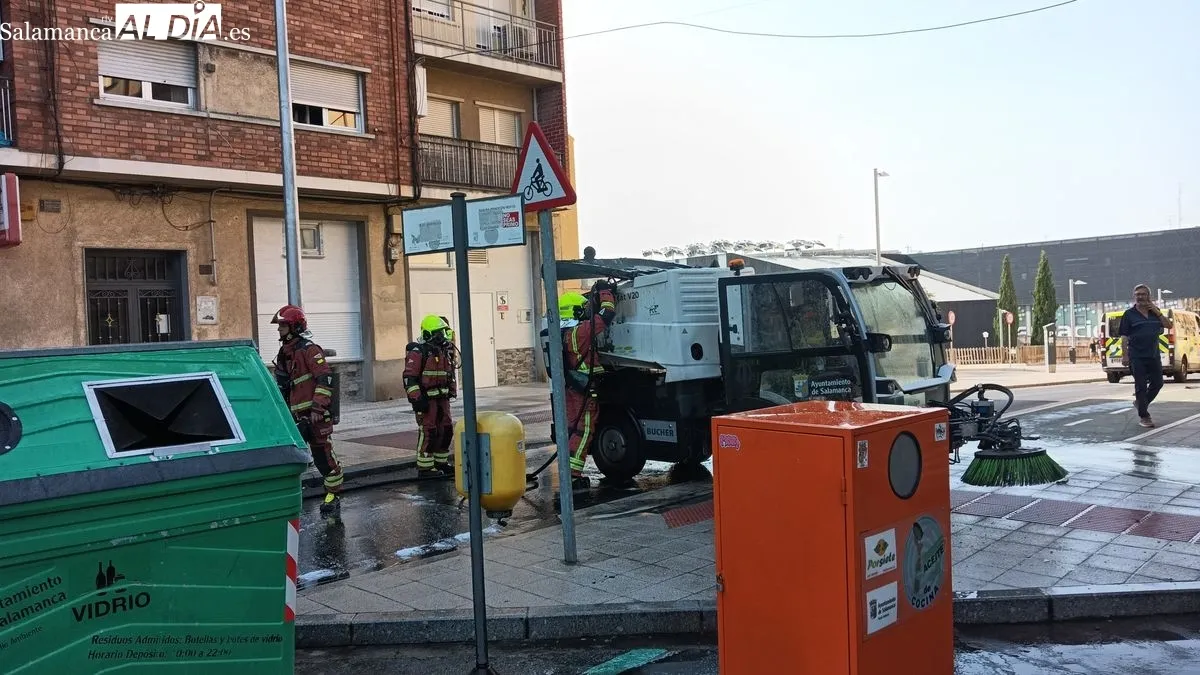 Foto 4 - V&Iacute;DEO Y FOTOS | Susto en Salamanca al arder una m&aacute;quina de limpieza viaria en plena calle