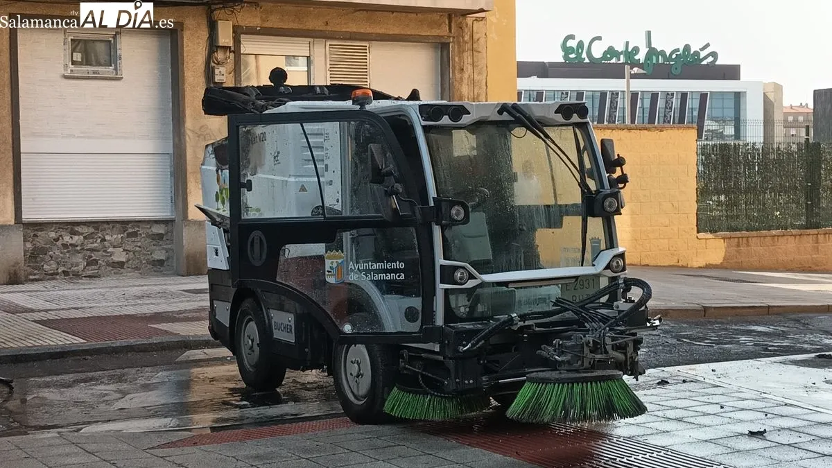 Foto 3 - V&Iacute;DEO Y FOTOS | Susto en Salamanca al arder una m&aacute;quina de limpieza viaria en plena calle