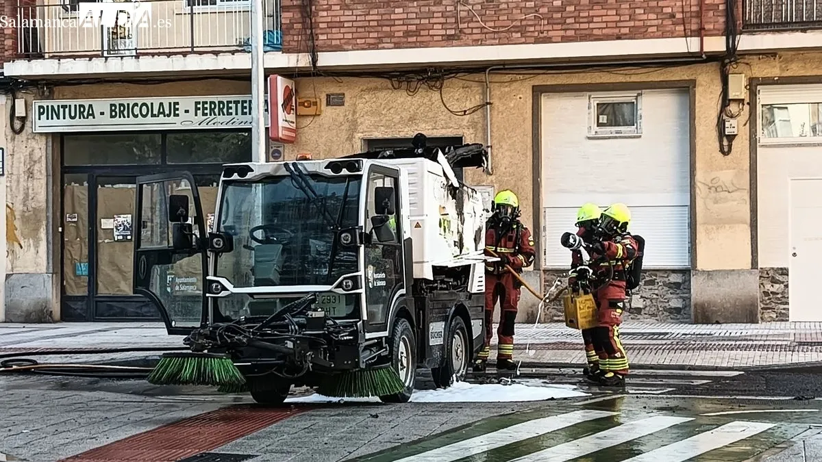 Foto 2 - V&Iacute;DEO Y FOTOS | Susto en Salamanca al arder una m&aacute;quina de limpieza viaria en plena calle