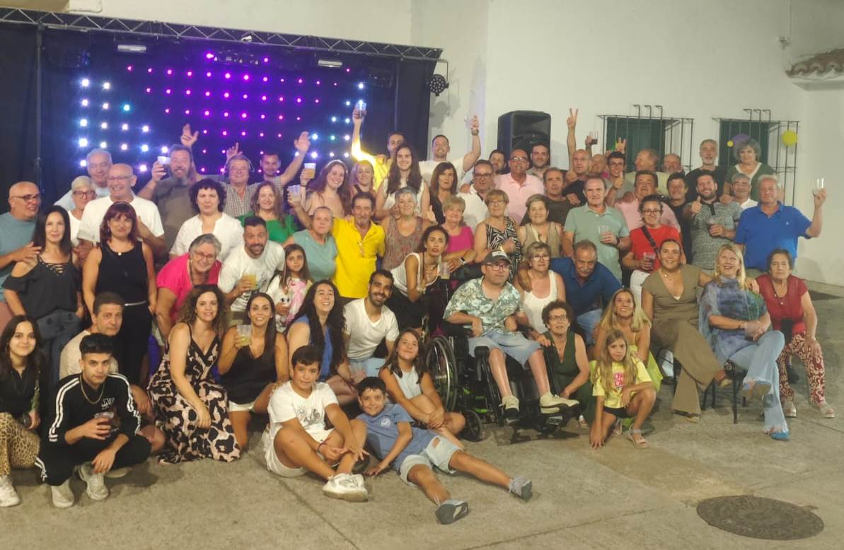 Unas 130 personas degustan la cena al aire libre promovida por la AV de Ivanrey