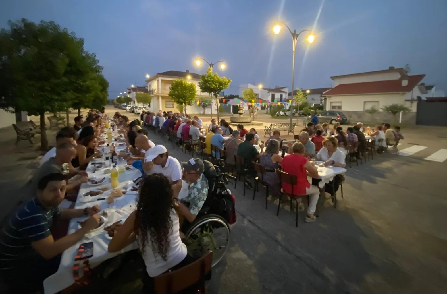 Foto 3 - Unas 130 personas degustan la cena al aire libre promovida por la AVV de Ivanrey