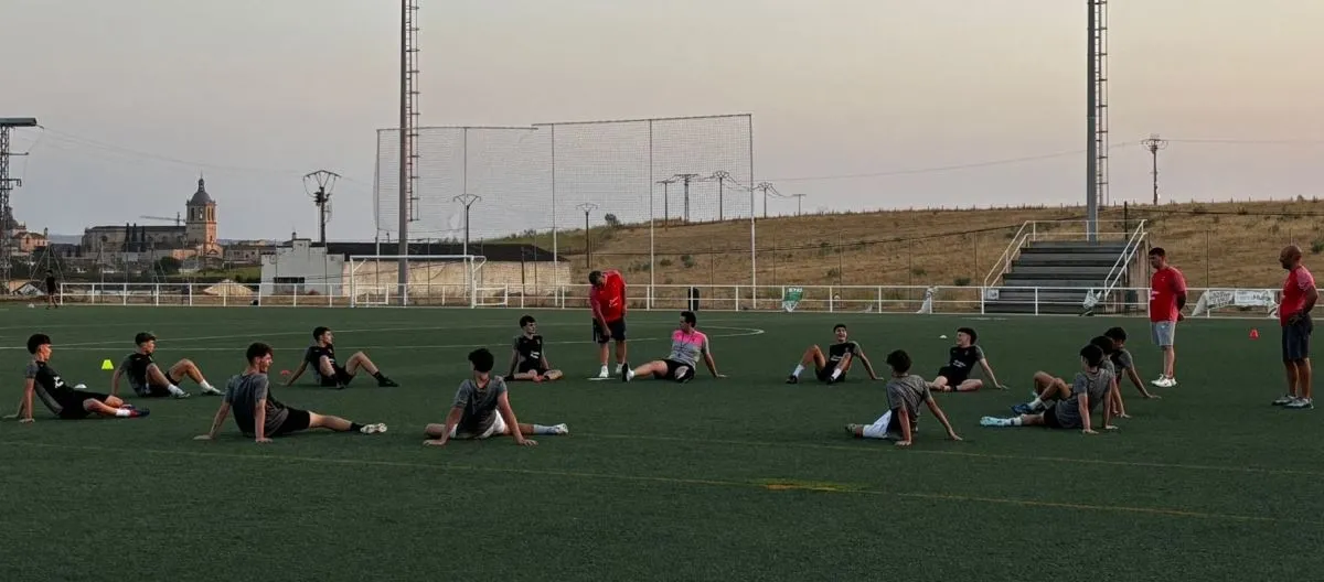Foto 3 - El Juvenil del Ciudad Rodrigo arranca la pretemporada con Iv&aacute;n Vicente al frente