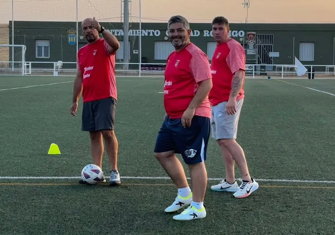 Foto 2 - El Juvenil del Ciudad Rodrigo arranca la pretemporada con Iv&aacute;n Vicente al frente