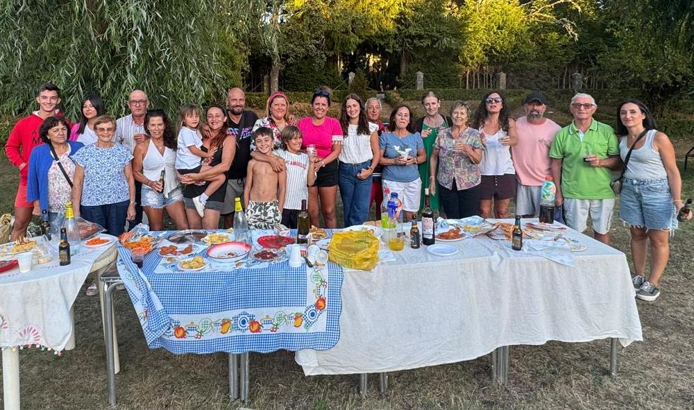 Los usuarios de la piscina de Agallas celebran el final de la temporada veraniega