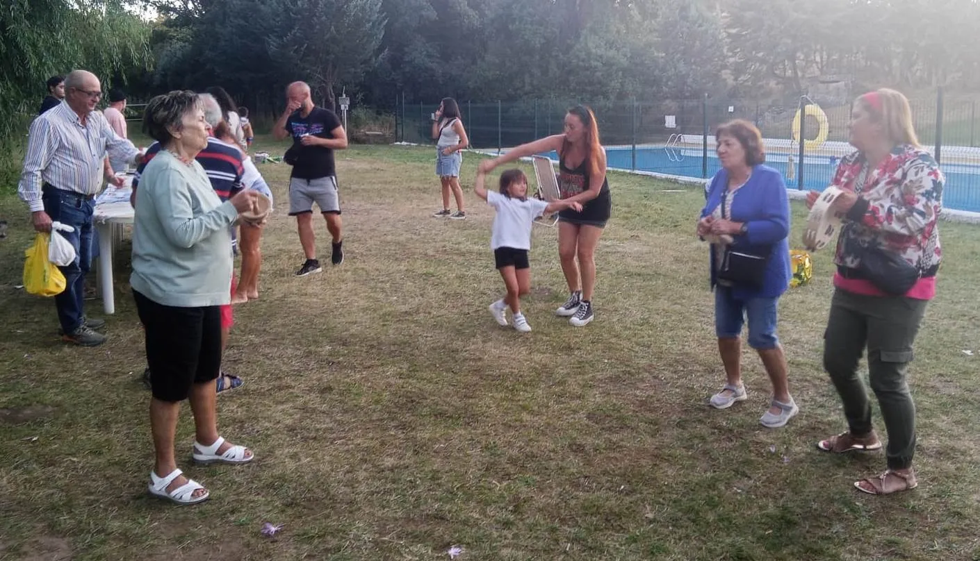 Foto 2 - Los usuarios de la piscina de Agallas celebran el final de la temporada veraniega