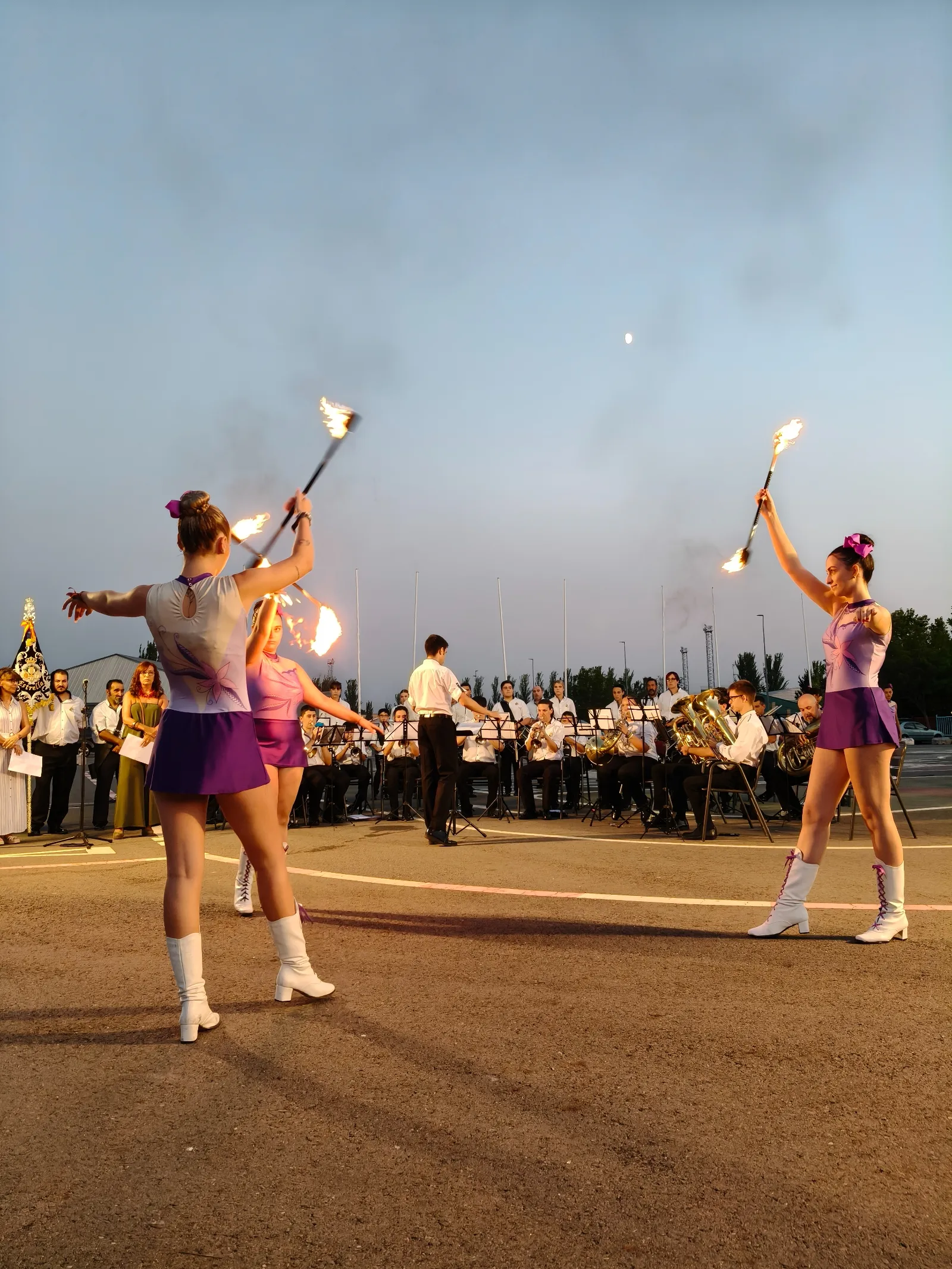 El talento del twirling y la música en la calle marcan el inicio del verano en Carbajosa