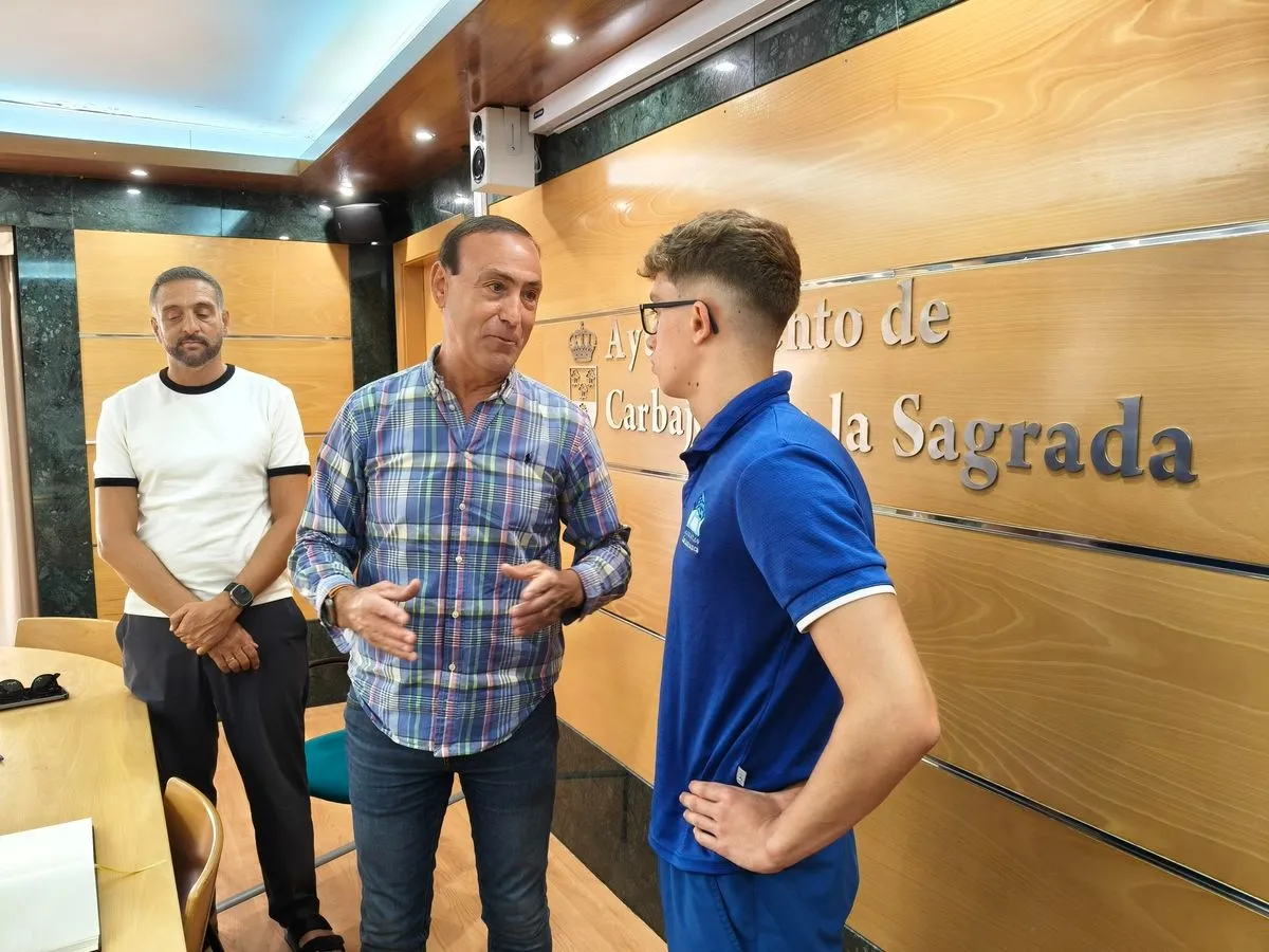 El ayuntamiento de Carbajosa recibe a Manuel Delgado, joven promesa de la natación