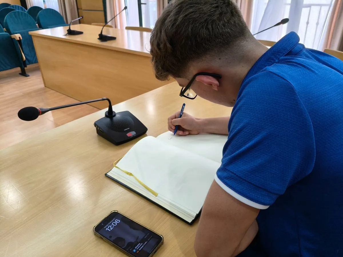 El ayuntamiento de Carbajosa recibe a Manuel Delgado, joven promesa de la natación