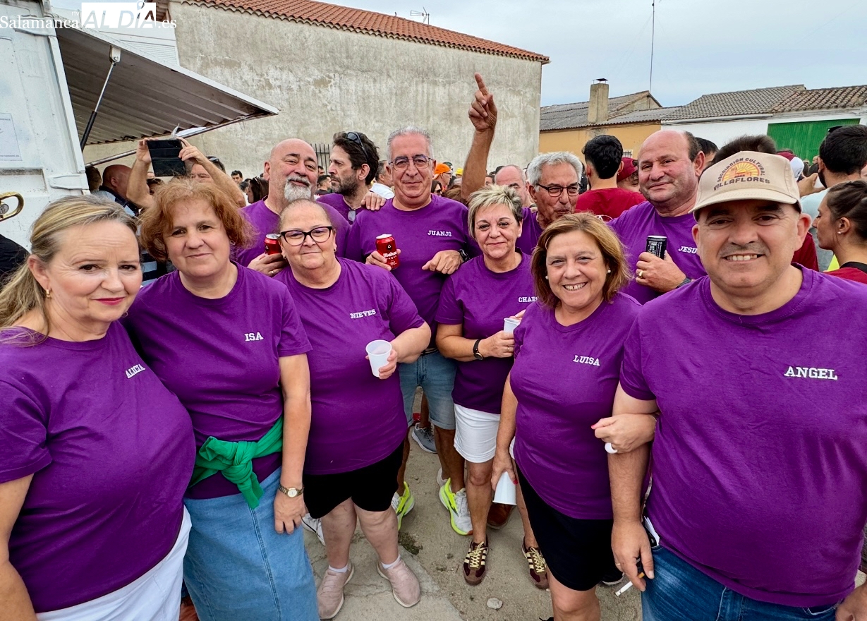 Villaflores estalla en color y alegría en el multitudinario desfile de peñas que da la bienvenida a sus fiestas de San Agustín 